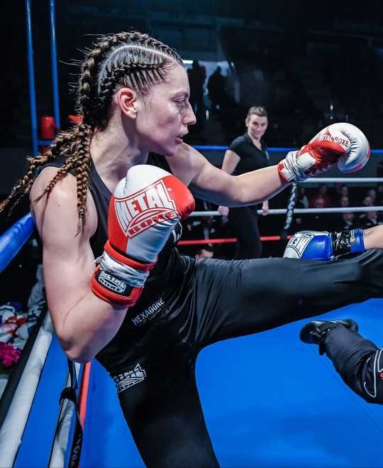 Alice Bodeveix donnant un coup de pied lors d'un combat