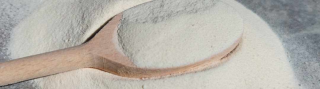 PAillettes de spiruline dans une cuillère en bois