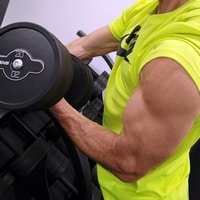 Gros plan de la musculation d'un biceps avec un haltère
